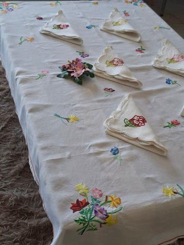Delicaat tafellaken met veelkleurige bloemen, met de hand
