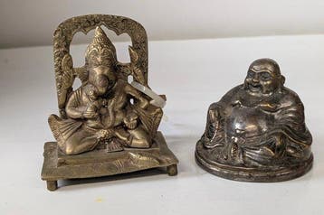 Heer Ganesha in een zeldzame, medi9terende houding. - Brons