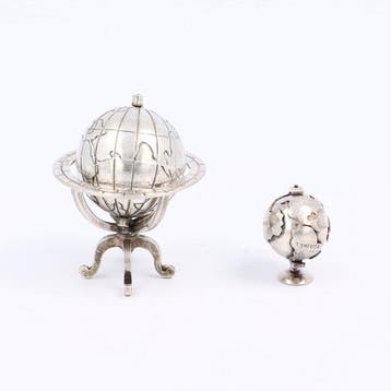 NO RESERVE. Wereldbol. - Beeldje - Miniatuur Globes (2) -