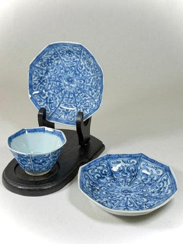 Theekop en twee schotels - Porselein - China - Kangxi