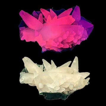 CALCITE op koperoxiden, Sterk UV ROOD Kristallen op matrix -
