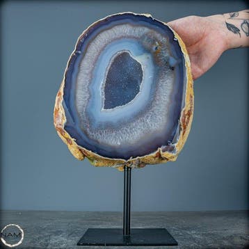 Natuurlijke gesneden geode chalcedoon & agaat Op stand-