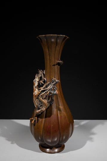 Vaas - Brons, Een krachtige, lobvormige bronzen vaas met een, Antiek en Kunst