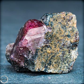 Zeldzaam natuurlijk robijn-ruw kristal op matrix – intens