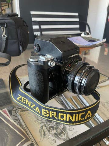 Bronica ETRSi 6x4.5 medium format system with AE-II finder,, Nieuw