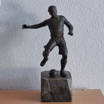 Beeldje - Voetballer met bal - Gepatineerd brons