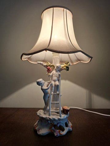 Tafellamp met beeldje - Porselein, Textiel - Spelende Putti
