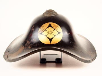 Antieke Japanse jingasa-helm - Fijne goud maki-e jingasa