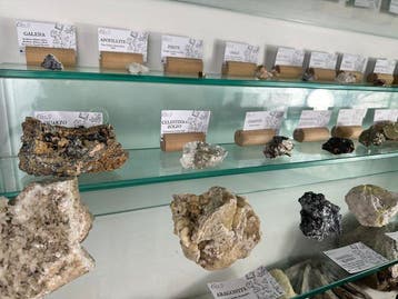 Historische collectie mineralen uit de hele wereld, Verzamelen