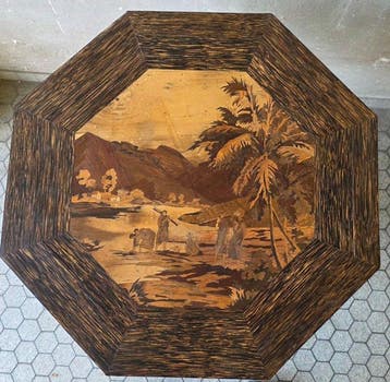 Tafel - Hout - Achthoekige tafel versierd met