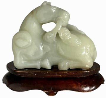 Cavallo sdraiato affetto da fungo Lingzhi - intaglio uit