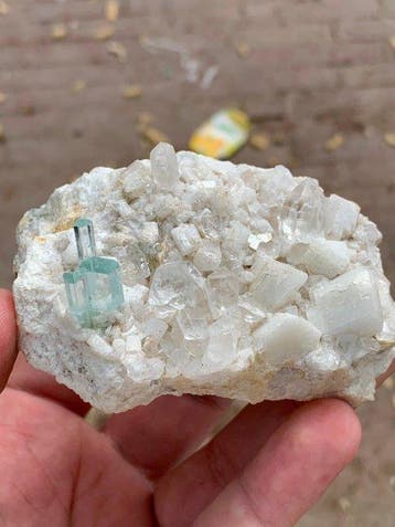 aquamarijn combineert met kwarts en feldspaat op matrix, Verzamelen