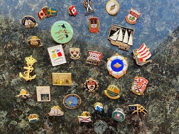 Collectie van memorabilia - ±30 vintage emaille speldjes,