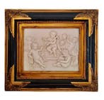 Basreliëf met putti in zware vergulde lijst - Gegoten steen