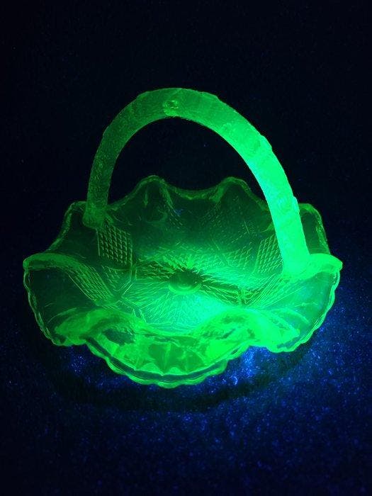 Panier en verre à l’uranium – Art Déco – Coupe à anse –, Antiek en Kunst, Kunst | Designobjecten