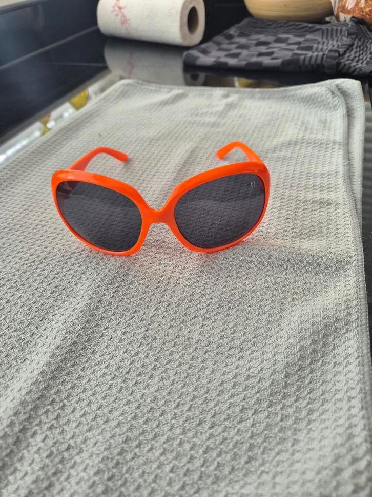 WK Oranje zonnebril zeer mooi uv 400 bescherming, Hobby en Vrije tijd, Feestartikelen, Nieuw, Verzenden