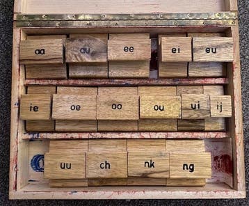 Letterstempels tweetekenklanken, kist 5 (open letters), Verzenden, Nieuw