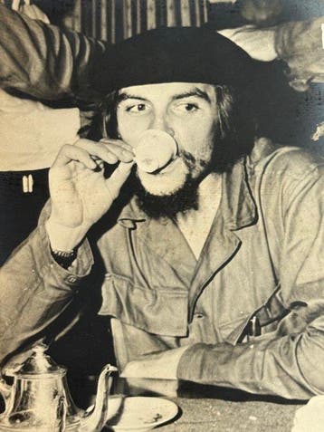 UPI Magazine Services. - Ernesto “Che” Guevara tomando café