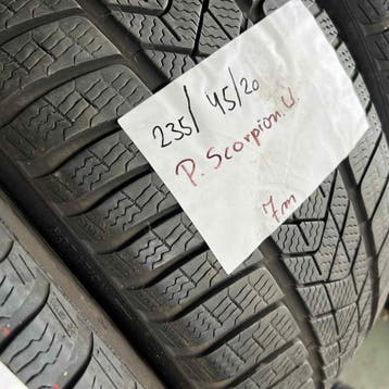 2 x Pirelli Scorpion Winter 235-45-20 Winterbanden 7mm, Auto-onderdelen, Banden en Velgen, Gebruikt, 235 mm, Band(en), Personenwagen