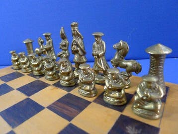 Jeu déchecs en bronze nature et teint en noir échiquier