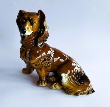 Beeld, Karl Ens – Seated Long-Haired Dachshund Porcelain