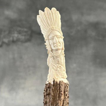 Snijwerk, NO RESERVE PRICE - An Indian Chief with Animal