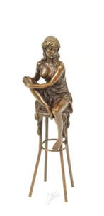 Figuur - A BRONZE SCULPTURE OF A LADY ON BARCHAIR NO Reserve