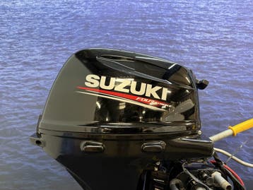 “ Suzuki 20 pk | Nieuwstaat | Eerste eigenaar “, Watersport en Boten, 10 tot 30 pk, Viertaktmotor, Ophalen of Verzenden, Zo goed als nieuw