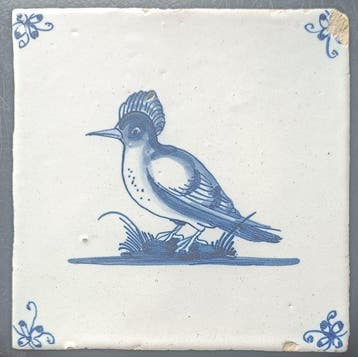 Tegel - Een hop, zittend op een stukje grond. - Delft,