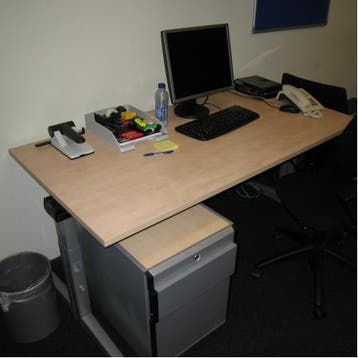 (MDK-102646) Ahrend Essa bureau 160 x 80 cm met zilvergri..., Huis en Inrichting, Bureaus, Ophalen of Verzenden, In hoogte verstelbaar
