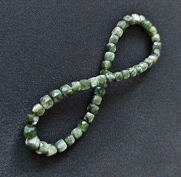 Armband van Siberische seraphinite. Facetgeslepen kralen.