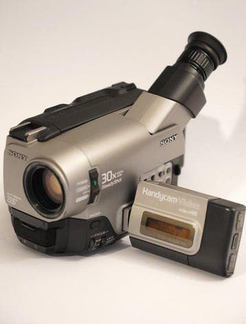 Sony CCD-TRV64E Hi8 Handycam Vision Camcorder Video8 camera