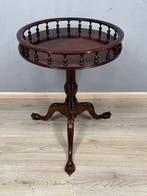 Elegante bijzettafel met galerijrand en klauwpoten -