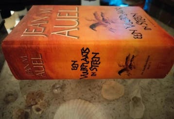 J.M. Auel - Een vuurplaats in steen - hardcover - Aardkin..., Boeken, Zo goed als nieuw