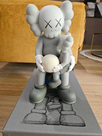 Kaws (1974) - Kaws : Holiday Thailand (grey), Antiek en Kunst
