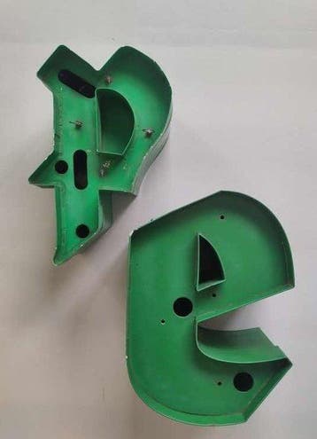 Industriële apparatuur - 2 letters P en e typografie -