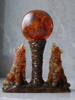 Twee Baltische amberwolven en maanbeeldje - amberbol met