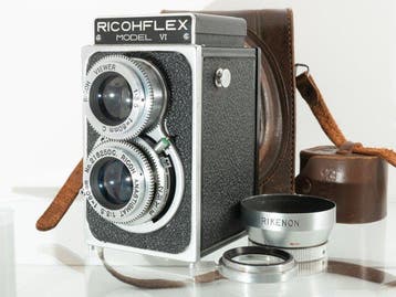 Ricoh Model VI with Ricoh Anastigmat 80mm f3.5 Metal Hood, Nieuw