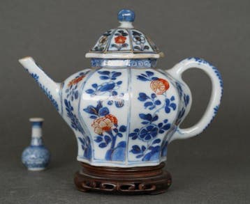 Kangxi (1662-1722) - Theepot - Pioenrozen en bloesems in, Antiek en Kunst