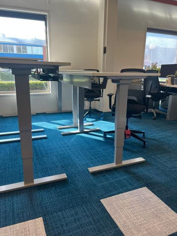 Zit Sta Bureau Nieuwstaat - Design Merk - Grote Voorraad, Verzenden, In hoogte verstelbaar, Zo goed als nieuw