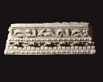 Oud-Romeins Gips Fragment van een fries. Spaanse