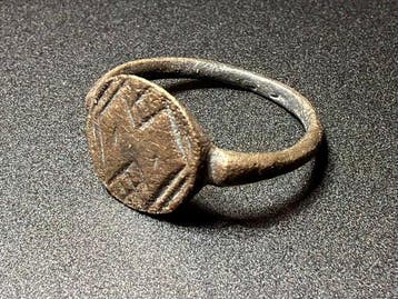 Viking periode Brons Onbeschadigde ring met een afbeelding