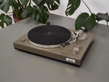 Akai - AP-100C Semi-Automatic Belt-Drive Stereo Platenspeler, Nieuw