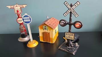 Unknown - Blikken speelgoed - Different Train Toy