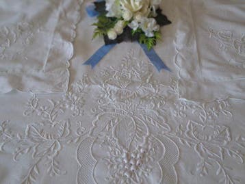 Droomlaken met grote kussenslopen, met prachtige borduursels