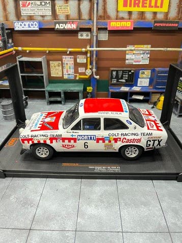 IXO 1:18 - Modelauto - Ford Escort MK1 RS 1600 No.6, Rally, Nieuw