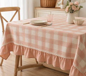 Elegante tafellaken in roze en wit met ruches, helemaal in