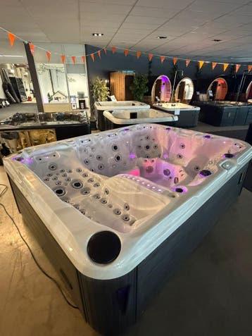 Luxe 7-persoons Jacuzzi / Spa – 2 Ligplaatsen – 120 Jets, Ophalen, Zo goed als nieuw, Pomp, Vast