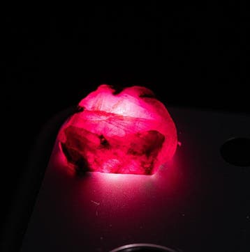 Duivenbloed robijn topkwaliteit MAURITANIË - 24,00 karaat -, Verzamelen, Mineralen en Fossielen