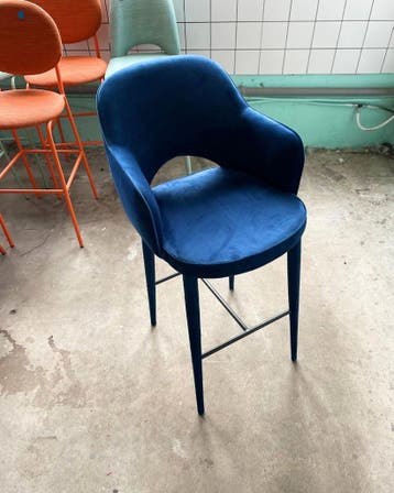 Polspotten Cosy Barstoel Blauw Fluweel - Barkruk -, Ophalen of Verzenden, Zo goed als nieuw, Riet, 60 tot 90 cm